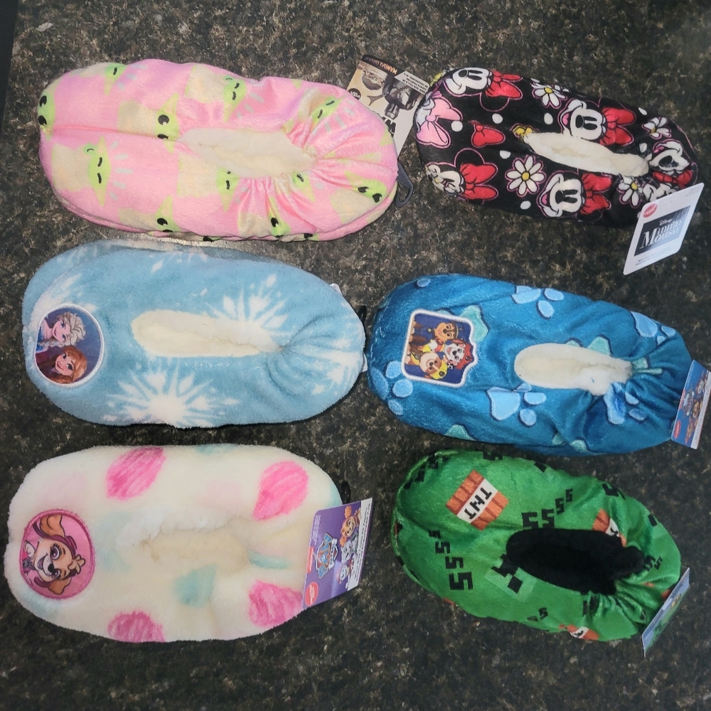 Nwt Kids Snuggle toes character Slippers